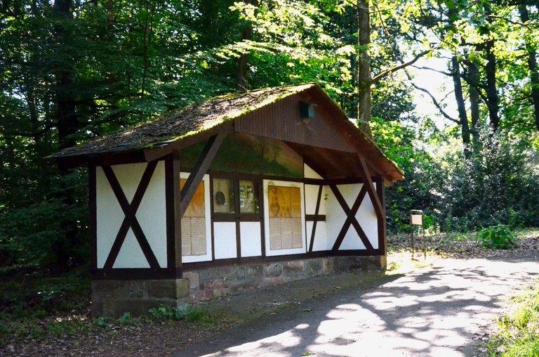 Die Informationshütte zu den Hügelgräbern im Neuen Botanischen Garten