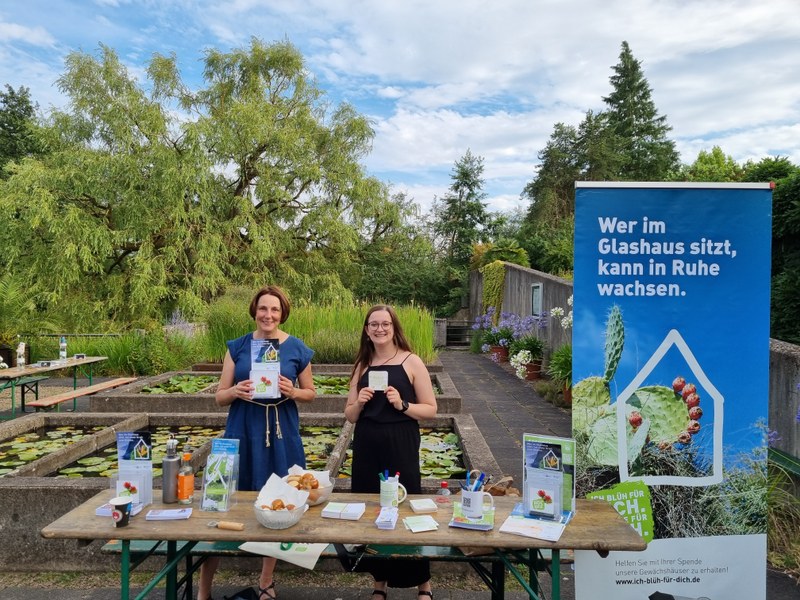 Das Foto zeigt das Team der Stabsstelle Fundraising und Alumni-Service bei der After-Work-Gewächshausführung des FB Rechtswissenschaften.