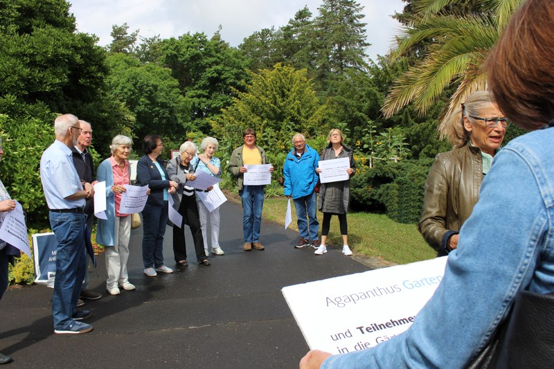 Agaphantus-Reisen und die Teilnehmenden der Gartenreise überreichten die Spendensumme von 1.000 € an den Neuen Botanischen Garten (Mitte).
