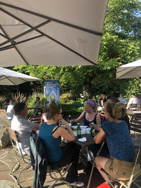 Das Foto zeigt die Bediensteten des FBs Biologie bei der AfterWork-Fachbereichsreihe der Spendenkampagne "Ich blüh für dich. Spende für mich."