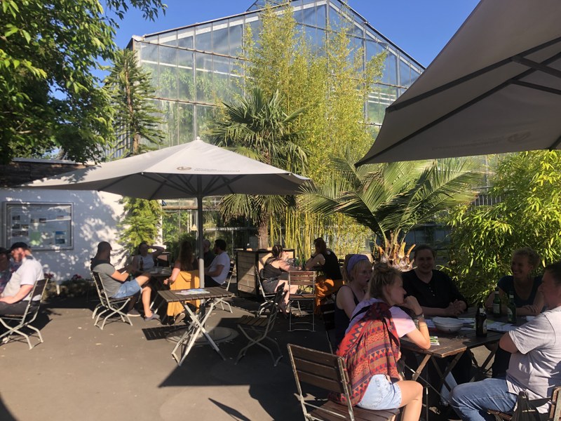 Das Foto zeigt die Bediensteten des FBs Biologie bei AfterWork-Fachbereichsreihe der Spendenkampagne "Ich blüh für dich. Spende für mich."