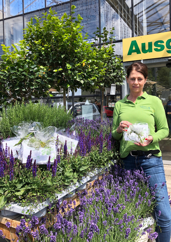 Das Foto zeigt das Marburger Gartencenter mit seiner Spende für die Gewinner und Gewinnerinnen des Glashaus-Quiz.