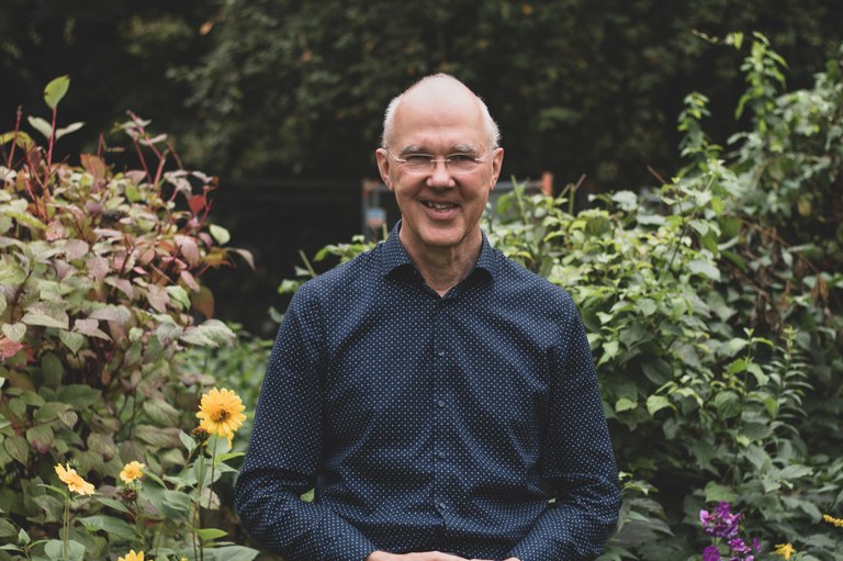 Das Bild zeigt den Großspender Dr. Jochen Wehrmann bei einem Interview zu seinem Engagement für die Spendenkampagne.