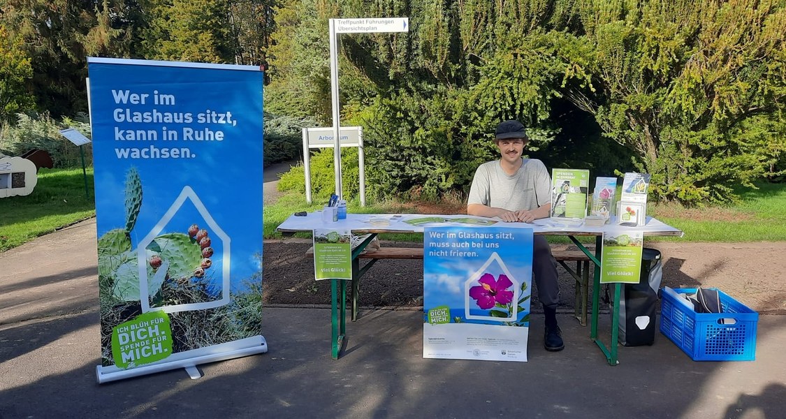 Das Foto zeigt den Infostand der Spendenkampagne am Kürbisfest im Botanischen Garten.