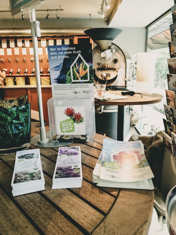 Lesezeichen-Aktion für den Botanischen Garten: Einzelhändler unterstützen Kampagne zur Sanierung der Gewächshäuser. Das Foto zeigt die Lesezeichen-Aktion in der Kaffeerösterei Bohne.