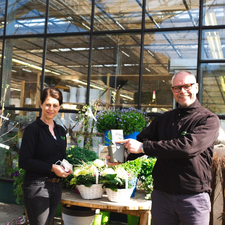 Das Gartencenter Marburg unter der Leitung von Thomas Hilberg (rechts) und Silke Siebelist (links) fördert die Realisierung der Kampagne. Ab 24. April 2021 fließen 75 Cent der Einnahmen auf alle gekennzeichneten bienenfreundlichen Stauden in den Spendentopf.