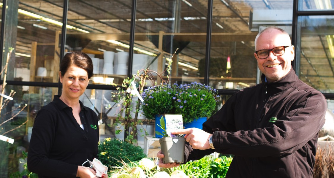 Das Gartencenter Marburg unter der Leitung von Thomas Hilberg (rechts) und Silke Siebelist (links) fördert die Realisierung der Kampagne. Ab 24. April 2021 fließen 75 Cent der Einnahmen auf alle gekennzeichneten bienenfreundlichen Stauden in den Spendentopf.