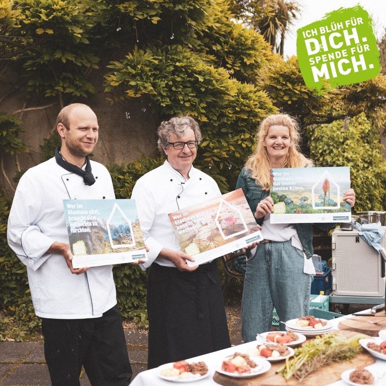 Auf dem Foto sieht man ein Koch-Team der Mensa des Studentenwerks Marburg. Sie unterstützen die Spendenkampagne "Ich blüh für dich. Spende für mich." im Rahmen der Woche der Botanischen Gärten vom 12. bis 20. Juni 2021.