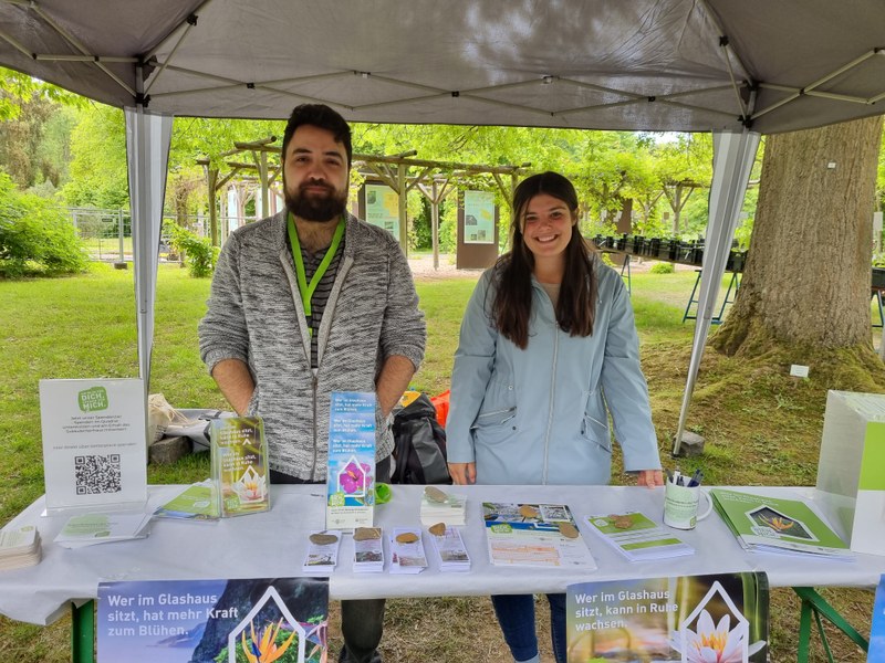 Das Foto zeigt den Infostand der Spendenkampagne "Ich blüh für dich. Spende für mich" beim Pflanzenmarkt im Botanischen Garten Marburg.