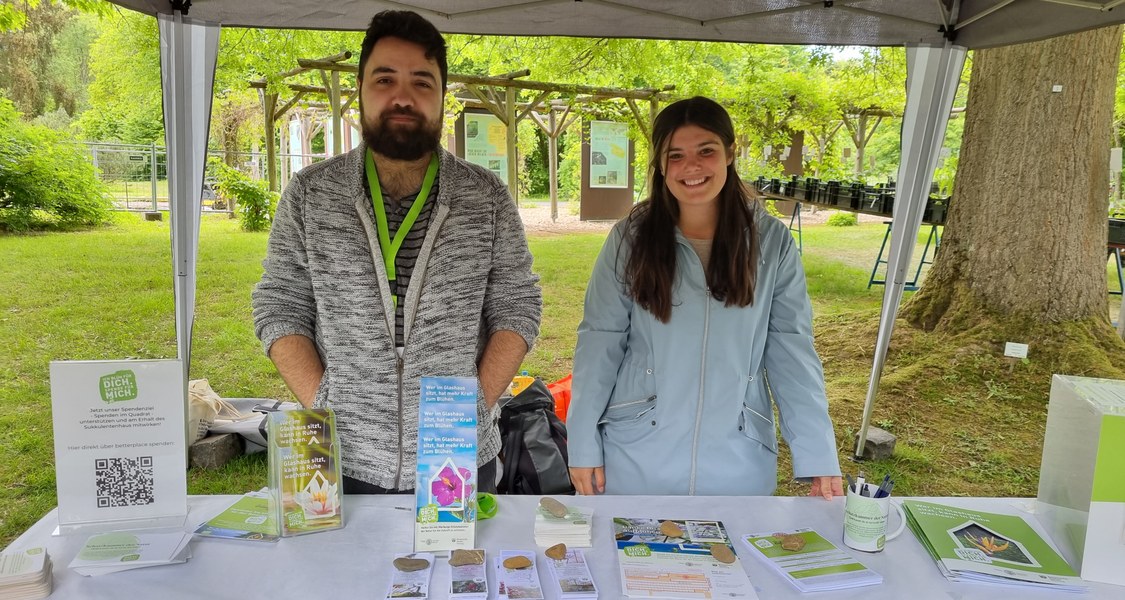 Das Foto zeigt den Infostand der Spendenkampagne "Ich blüh für dich. Spende für mich" beim Pflanzenmarkt im Botanischen Garten Marburg.