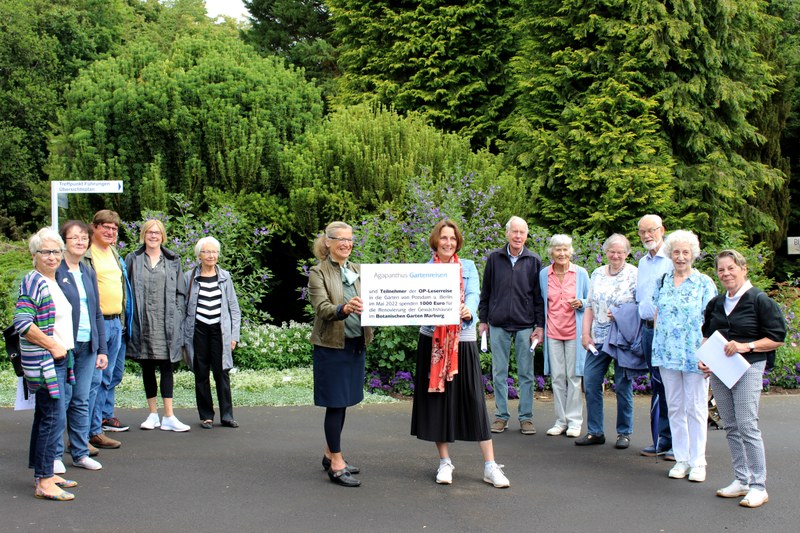 Frau Köhler (Mitte) von Agaphantus-Reisen und die Teilnehmenden der Gartenreise der OP übergaben eine Spendensumme von 1.000 € an den Neuen Botanischen Garten.