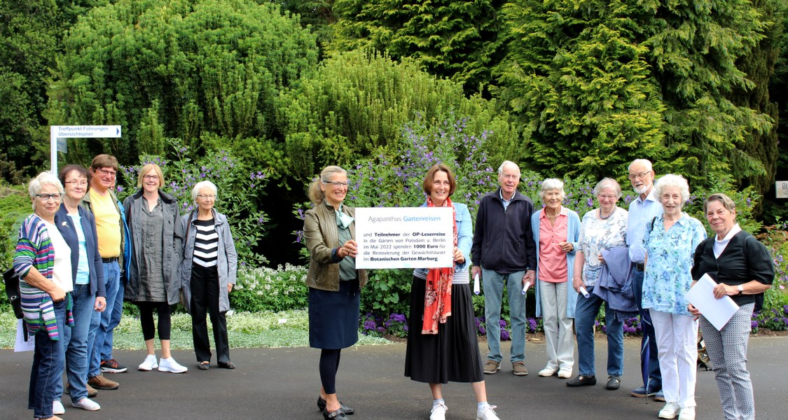Frau Köhler (Mitte) von Agaphantus-Reisen und die Teilnehmenden der Gartenreise der OP übergaben eine Spendensumme von 1.000 € an den Neuen Botanischen Garten.