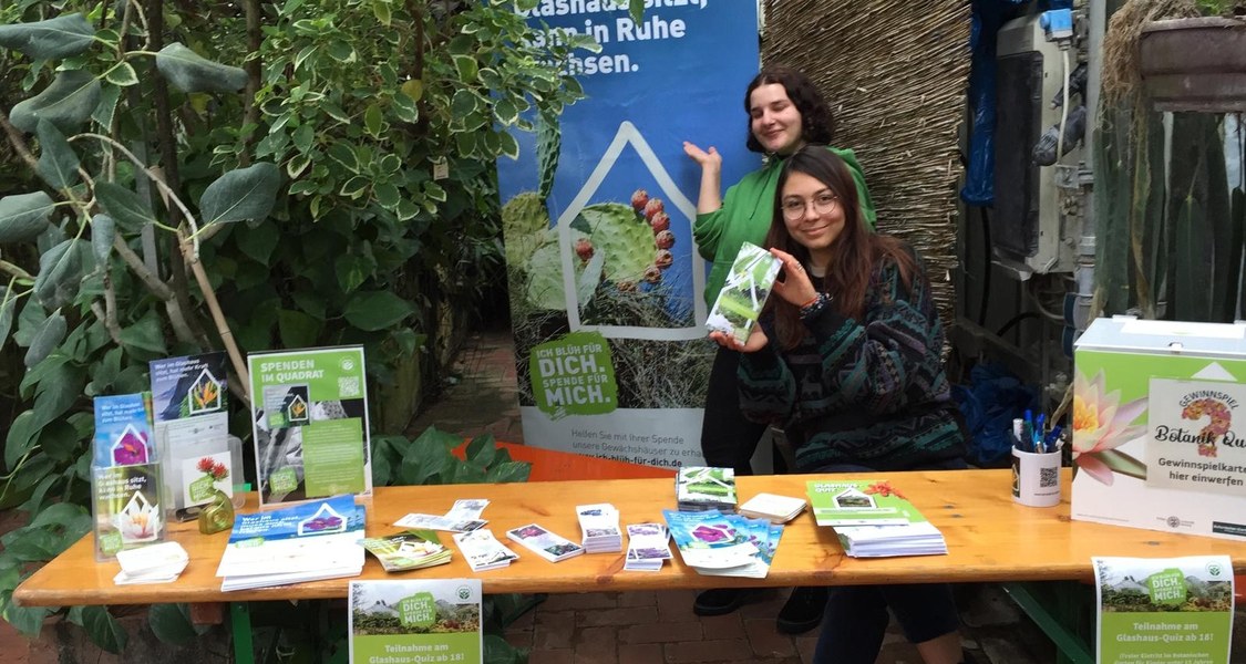 Das Foto zeigt zwei ehrenamtliche Helferinnen bei der Tropennacht im Botanischen Garten