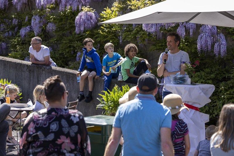 Das Bild zeigt Fernsehreporter Willi Weitzel bei seinem Besuch im Botanischen Garten Marburg.