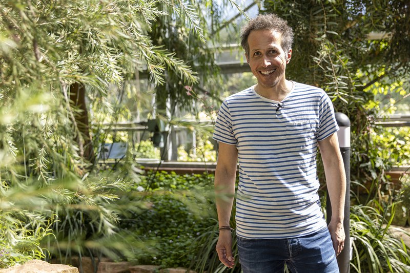 Das Foto zeigt den Fernsehreporter Willi Weitzel im Botanischen Garten der Philipps-Universität.