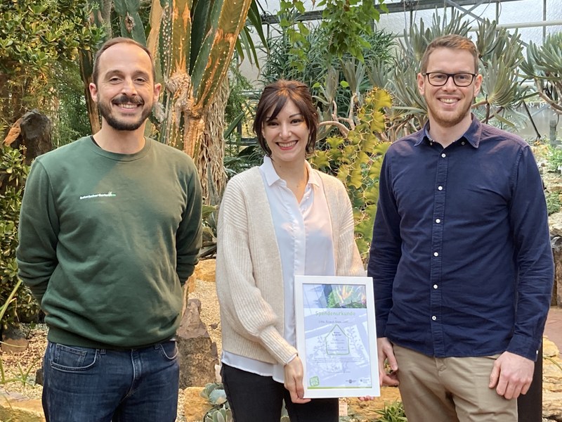 Alexander Ruppel, Technischer Leiter Botanischer Garten Marburg, mit Tamaris Wörner und Marc Tiefes, Zymo Research aus Freiburg im Botanischen Garten.