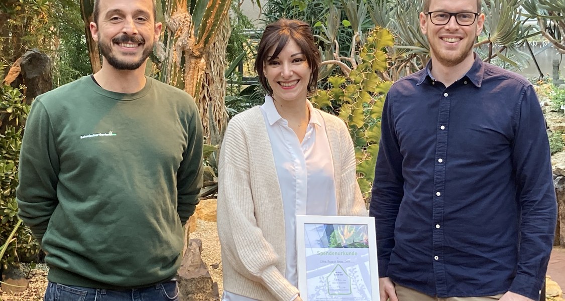 Alexander Ruppel, Technischer Leiter Botanischer Garten Marburg, mit Tamaris Wörner und Marc Tiefes, Zymo Research aus Freiburg im Botanischen Garten.