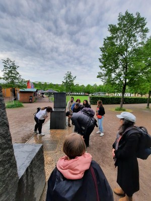 Einige Personen schauen sich das Goethe-Hafez-Denkmal an.