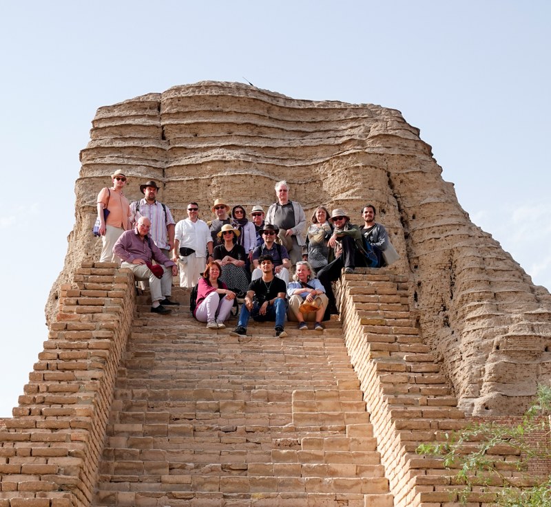 Ein Gruppenbild auf den Treppen vom Tempelturm von Aqr Quf von Teilnehmenden einer Studienreise in den Irak