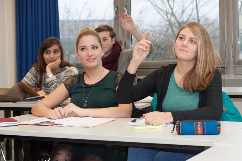 Studierende melden sich im Unterricht