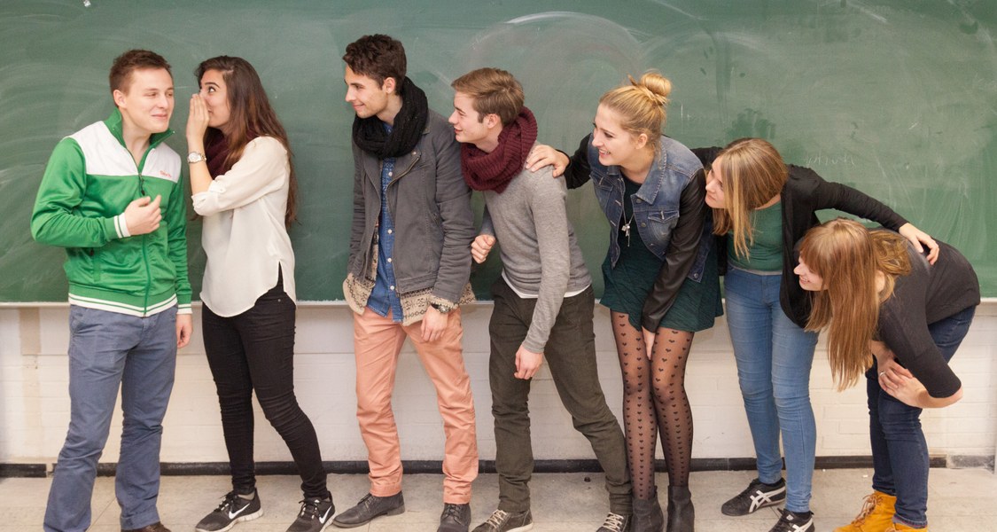 Studierende spielen Stille Post