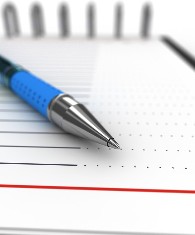 Auf dem Bild ist ein Kugelschreiber auf einem Block Papier zu sehen.