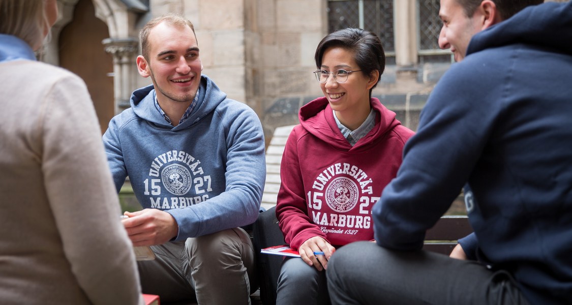 Studenten im Innenhof der Alten Universität