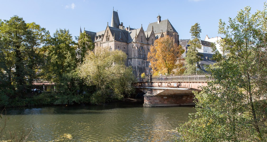 Alte Universität mit Booten auf der Lahn