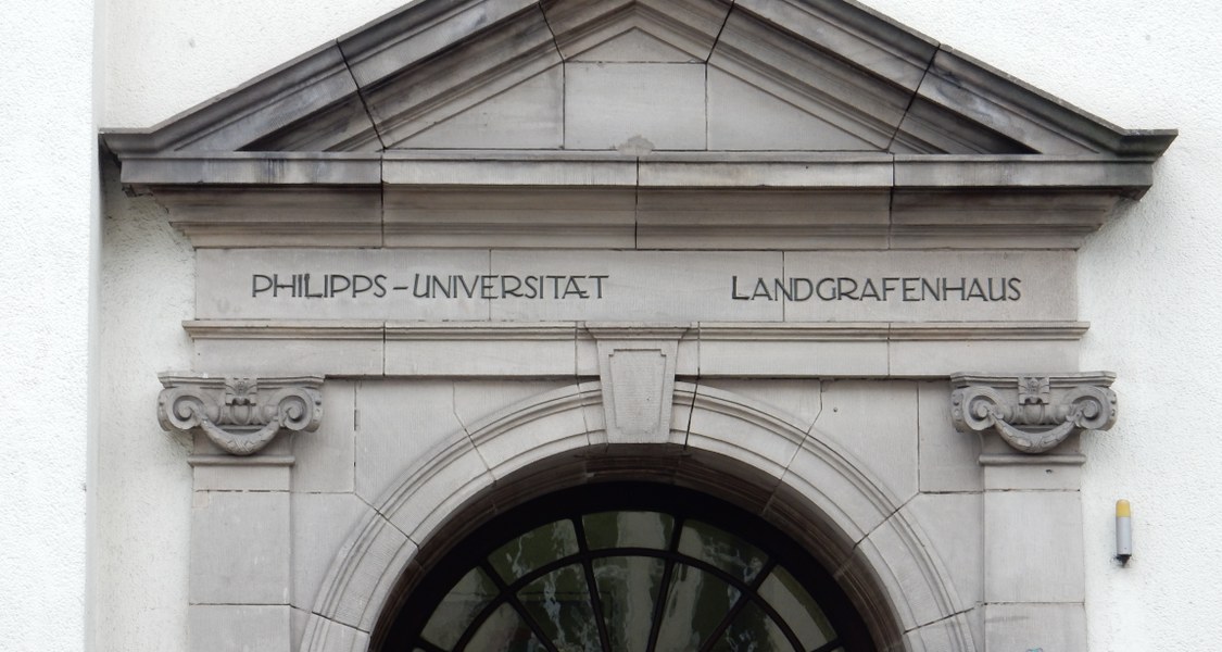 Das Bild zeigt des Sturz der Tür des Landgrafenhauses mit seiner Bezeichnung.