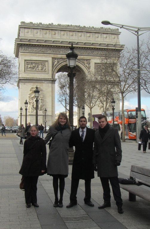 Auch das Sightseeing kam nicht zu kurz: Das ICCMC-Team vor dem Arc de Triomphe