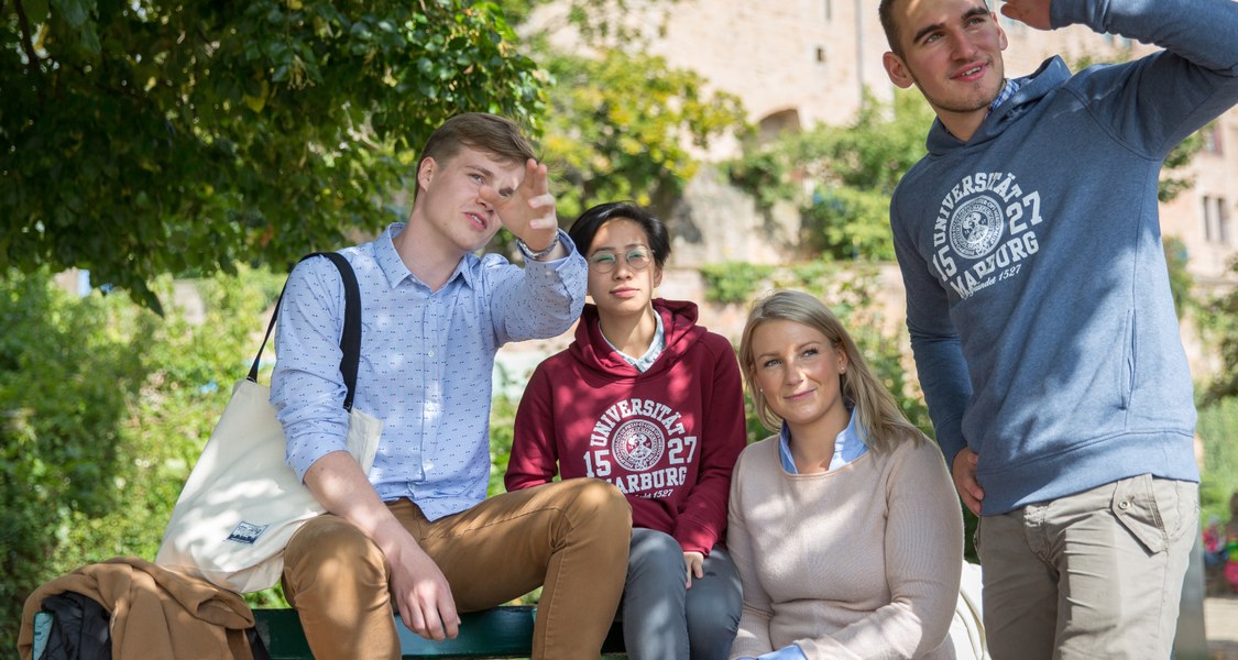 Gruppe Studierender blickt in die Ferne