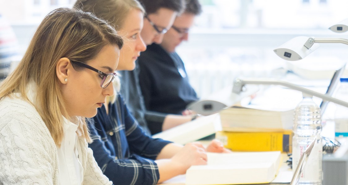 Gruppe von Studierenden beim Lernen