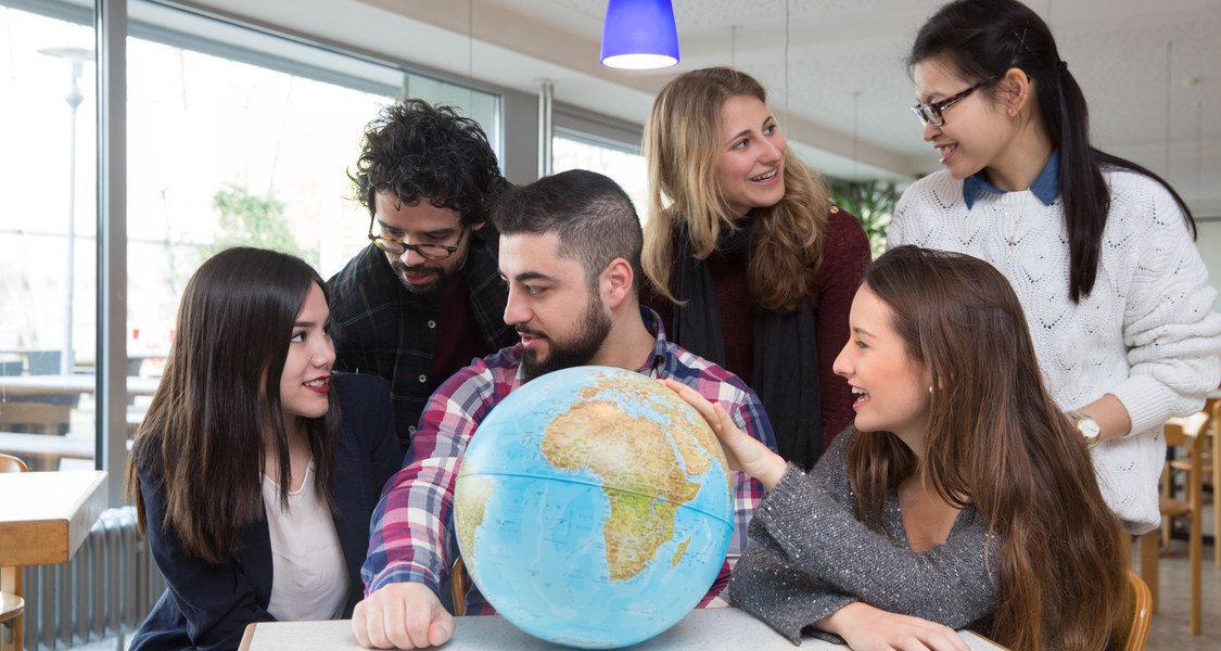 Internationale Studierende hinter Globus