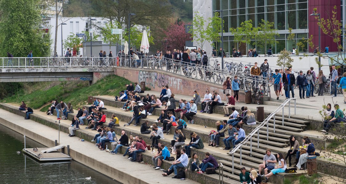 Studierenden sitzen an den Lahntreppen