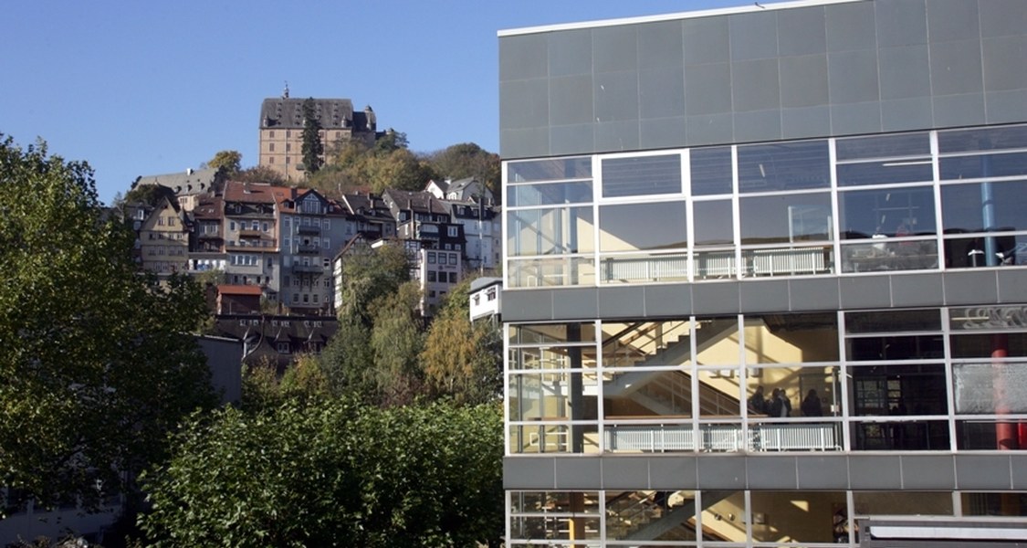 Schloss mit Hörsaalgebäude im Vordergrund