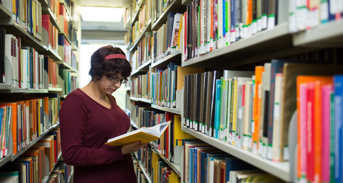 Studierende in der Bibliothek