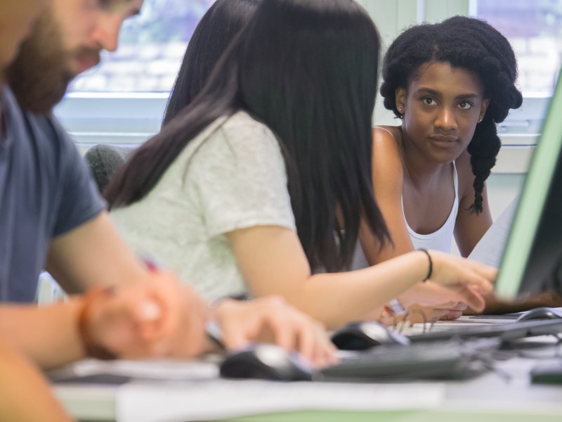 Ausländische Studierende am PC