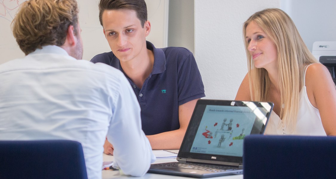 Studierende und Dozent im Gespräch