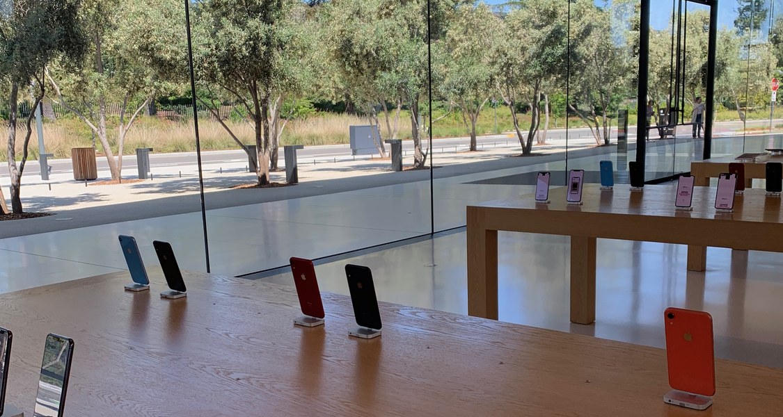 IPhone Modelle sind im Apple Visitor Center ausgestellt.
