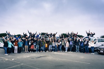 Ein Bild der gesamten Gruppe vor den Vans an der Pazifischen Küste