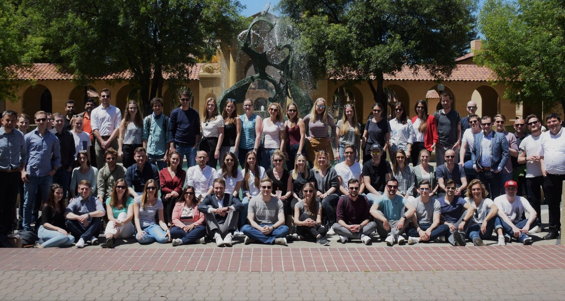 Gruppenbild der Reisegruppe im Jahr 2018 auf dem Stanford Campus