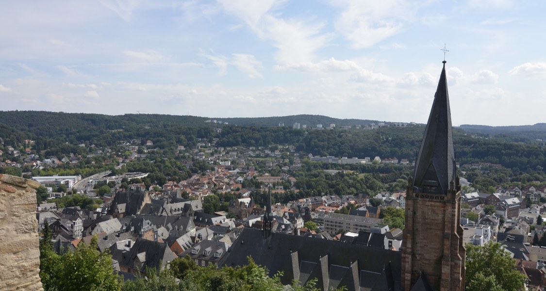 Blick über Marburg mit der Lutherischen Pfarrkirche St. Marien.