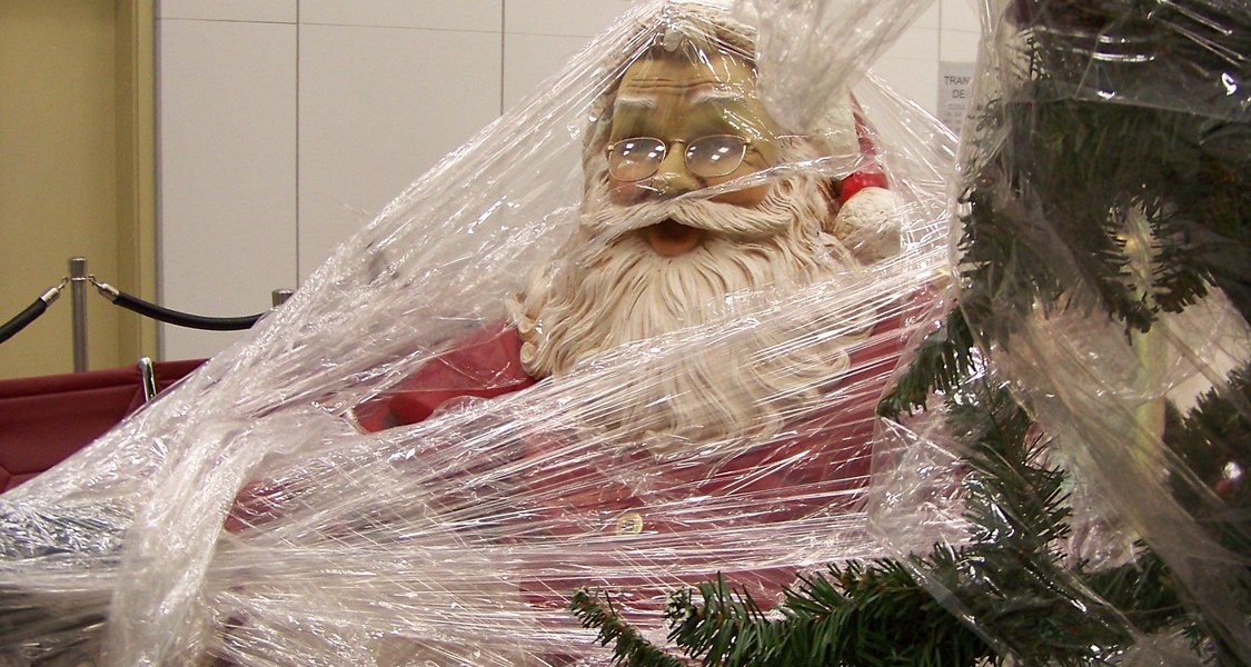 In Klarsichtfolie eingepackte lebensgroße Weihnachtsmannfigur nebst künstlichem Tannenbaum