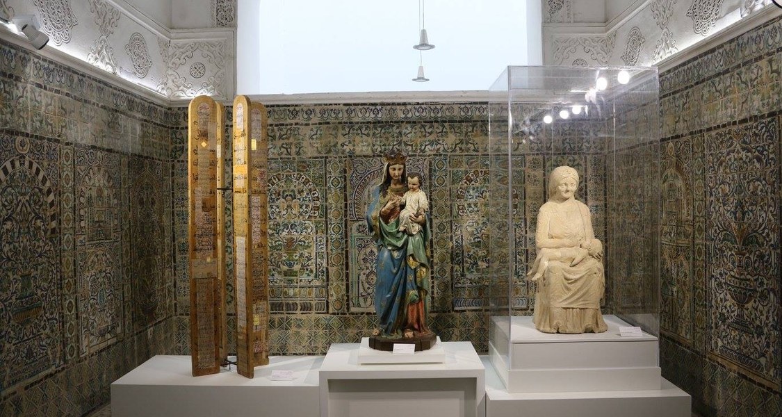 Gegenüberstellung religiöser Objekte, Bardo Museum, 2016