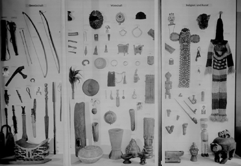 Präsentation von Objekten des Landesmuseums Hannover in der Kolonialausstellung 1934