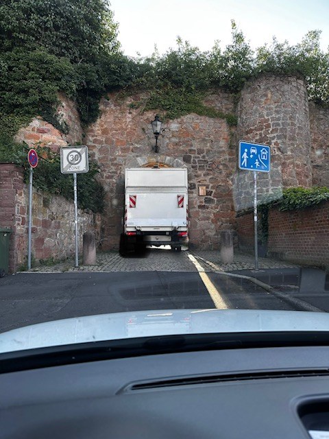 Lkw versucht, das Kalbstor zu passieren.