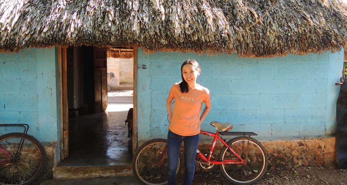 SKA Mitarbeiterin Eriko vor einem Haus in Yucatan