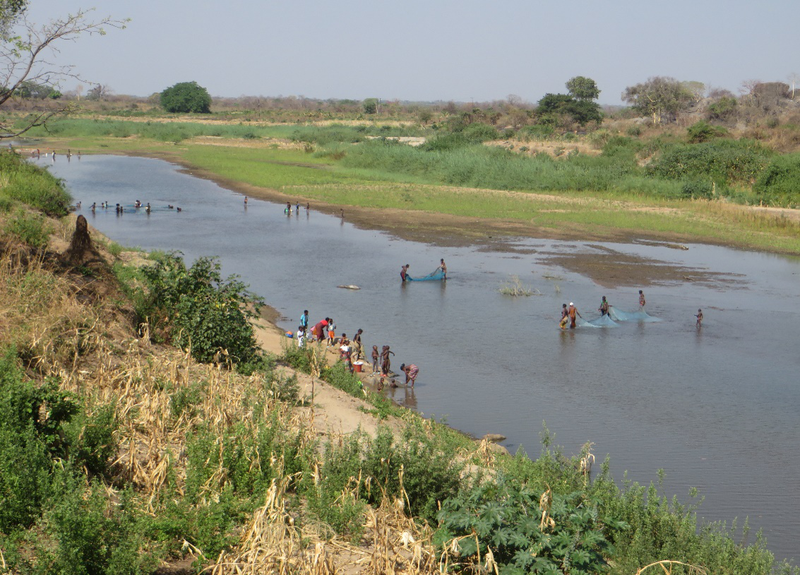 Menschen am  Rio Lurio in Mosambik