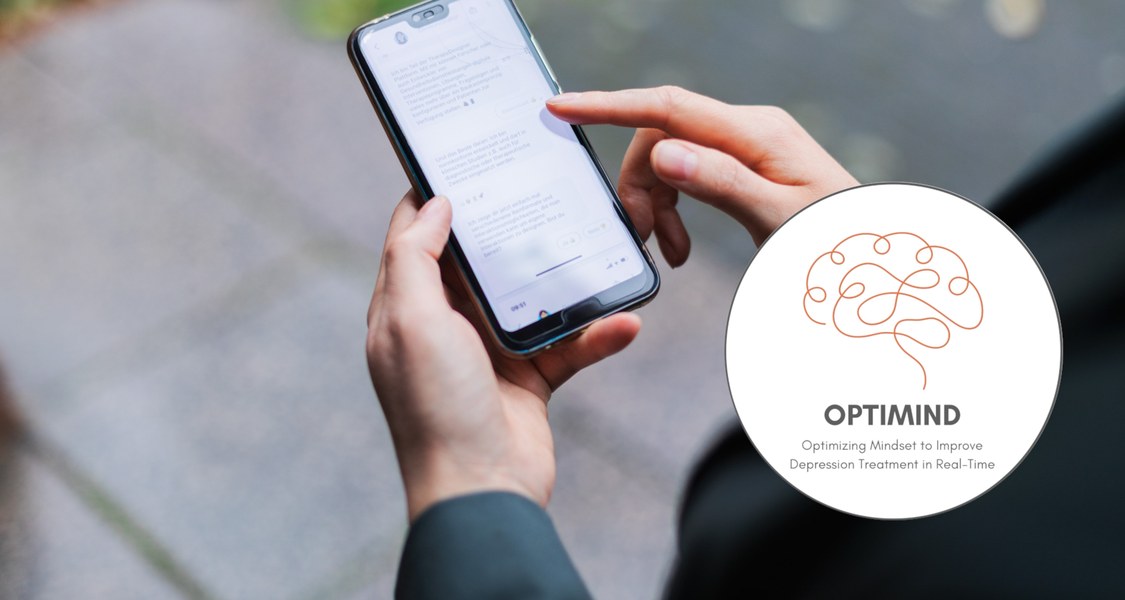 Hände halten ein Smartphone, daneben das Logo OPTIMIND