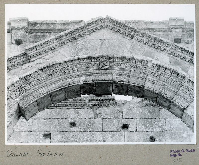 Architektonische Details eines Giebels der Anlage.